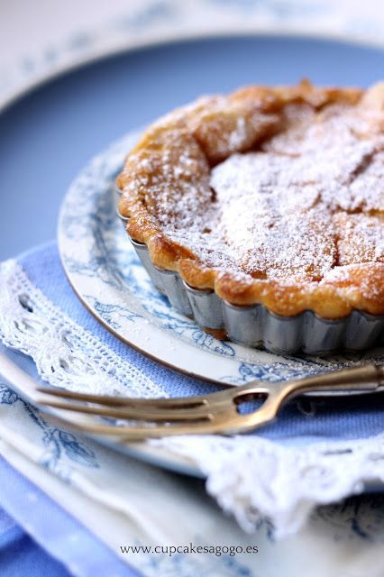 tartitas de manzana, nata y almendra