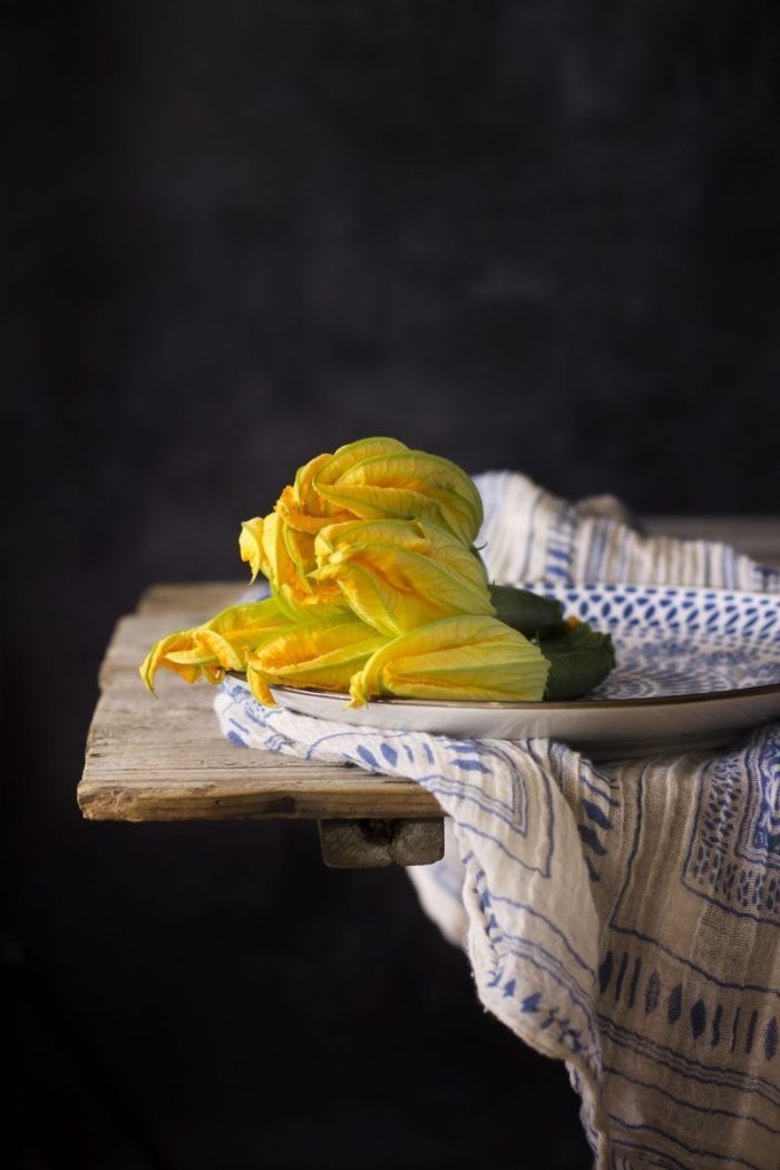 coca de flores de calabacín y mozzarella
